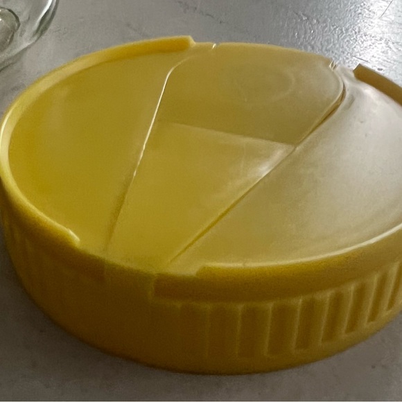 Vintage Glass
Carafe Lemons Yellow Flip Jar Top Lid 70s - Picture 5 of 11